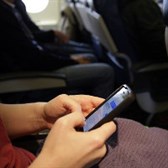 Không sử dụng pin sạc dự phòng điện thoại trên máy bay