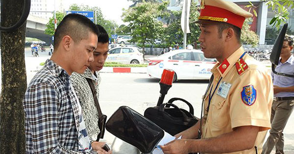 Khi điều khiển xe máy cần mang những giấy tờ gì?