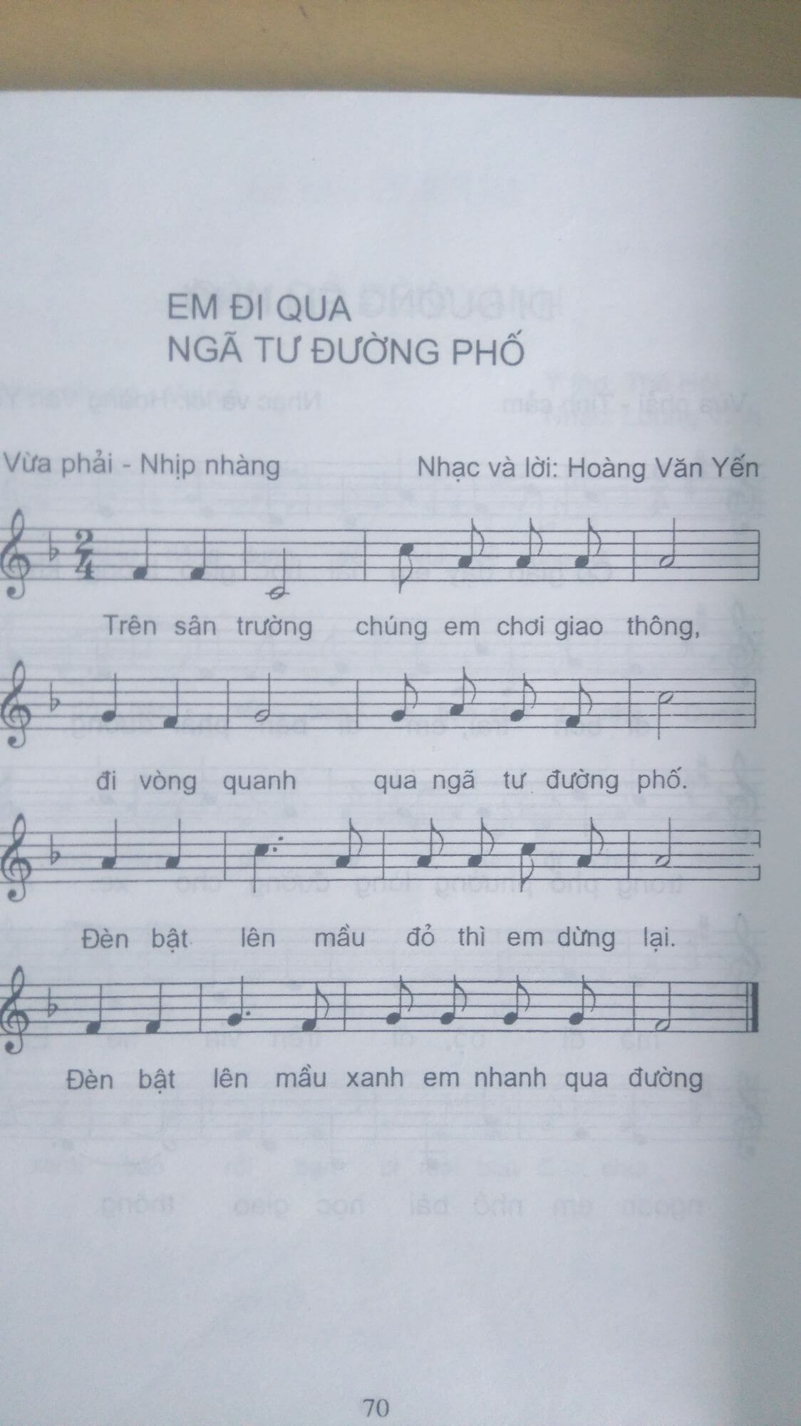 Lời bài hát em đi qua ngã tư đường phố