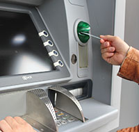 Làm gì khi bị nuốt thẻ ATM