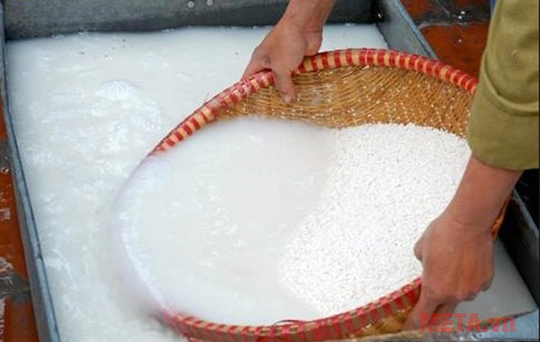 Gói bánh chưng ngâm gạo mấy tiếng?