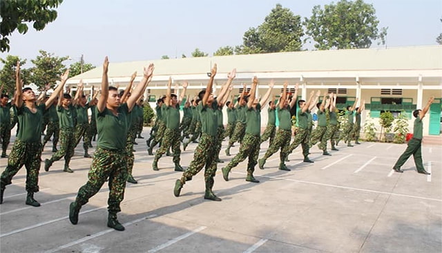 Quân nhân thực hiện chế độ tập thể dục tại đơn vị