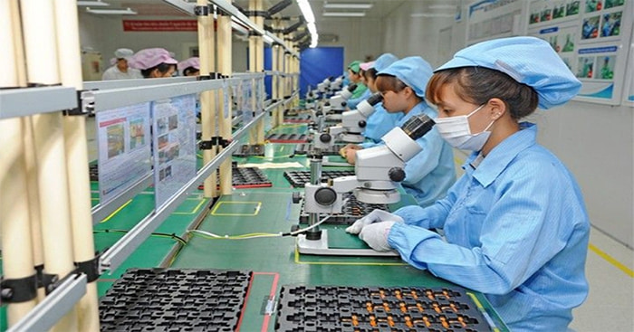 Công nhân làm việc trong các nhà máy