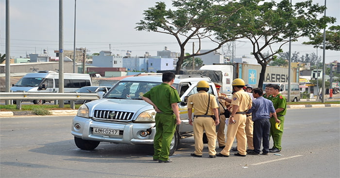 Hình ảnh cảnh sát dừng xe người vi phạm quy định của Luật Giao thông đường bộ