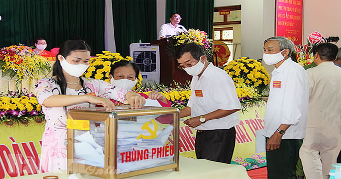 Hình ảnh cử tri đi bầu cử - biểu hiện thực hiện quyền dân chủ trên thực tê.
