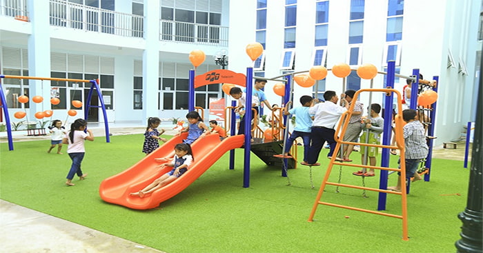 Các em học sinh được tự do vui chơi, giải trí.