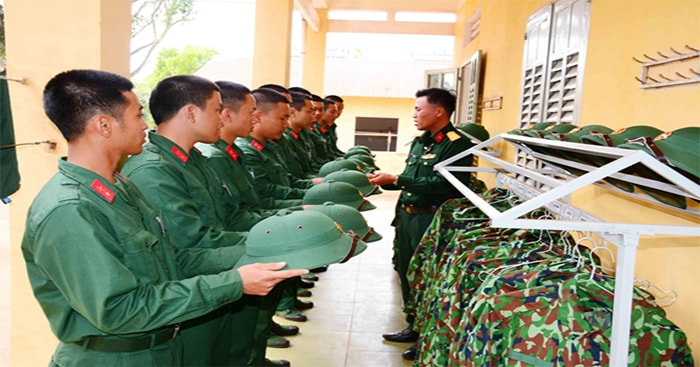 Hình ảnh các chiến sỹ thực hiện chế độ kiểm tra tác phong buổi sáng.