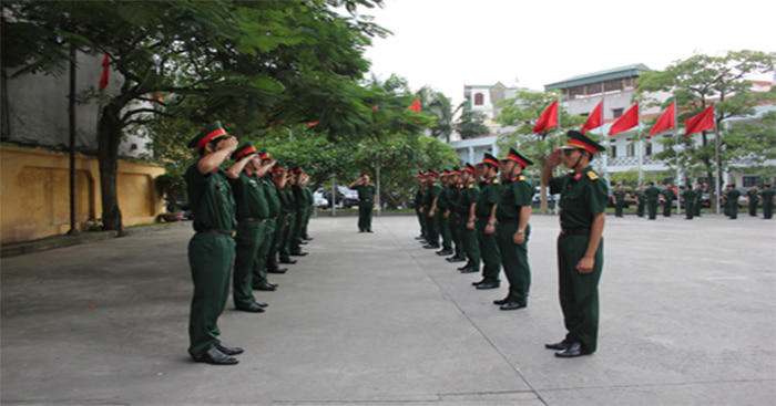 Hình ảnh một đơn vị bộ đội huấn luyện chào điều lệnh.
