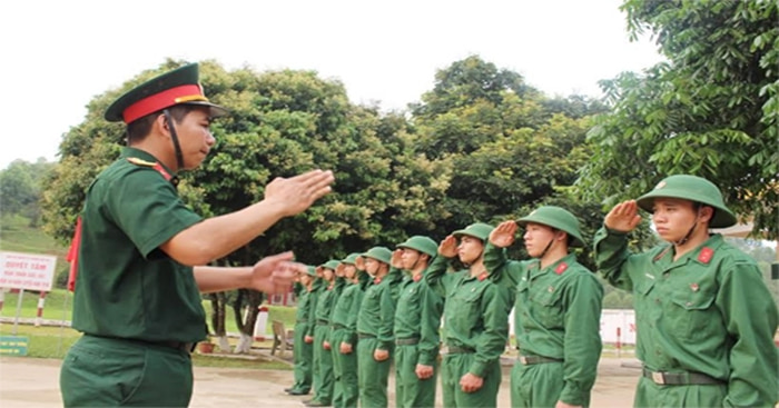 Hình ảnh trong buổi huấn luyện chào lệnh trống của các chiến sĩ QĐND Việt Nam.