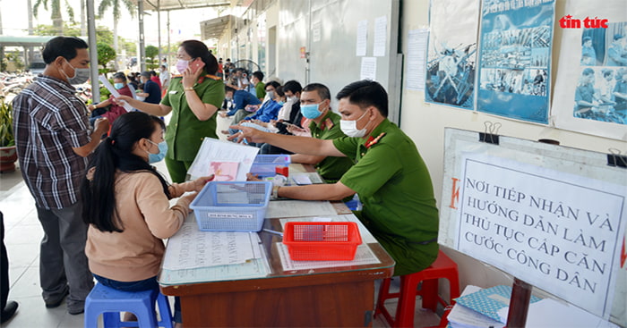 Công dân Việt Nam từ đủ 14 tuổi được cấp thẻ căn cước công dân.