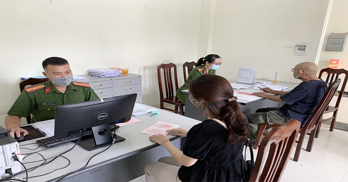 Hình ảnh người dân làm thủ tục đăng ký cư trú tại công an địa phương.