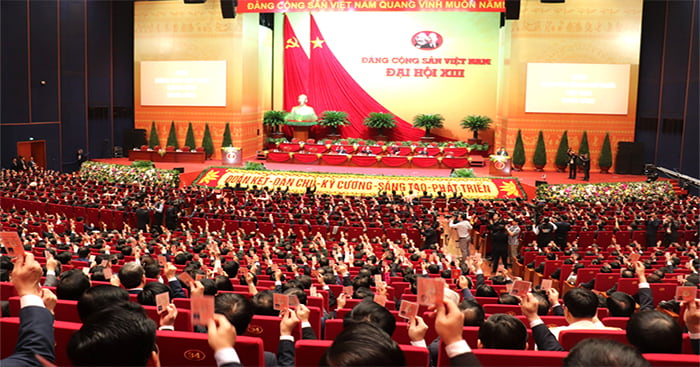 Hình ảnh Đảng viên sử dụng thẻ Đảng tiến hành biểu quyết trong Đại hội Đảng.