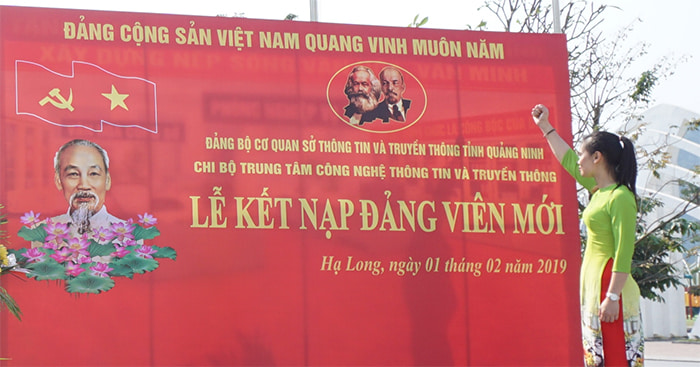 Hình ảnh một lễ kết nạp Đảng viên mới.
