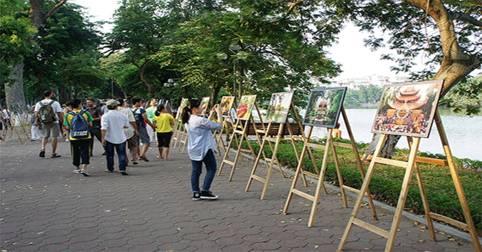 Hình ảnh khu phố cổ Hà Nội tổ chức các hoạt động văn hóa chào mừng ngày giải phóng miền Nam, thống nhất đất nước 30/4 và ngày Quốc tế lao động 1/5.