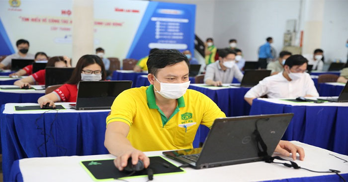 Hình ảnh NLĐ tham gia thi trực tuyến Tìm hiểu về công tác an toàn vệ sinh lao động cấp thành phố năm 2022