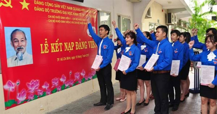 Hình ảnh minh họa trong lễ kết nạp Đảng viên