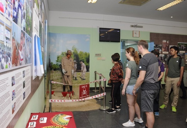 Người đến tham quan bảo tàng chứng tích chiến tranh Việt Nam