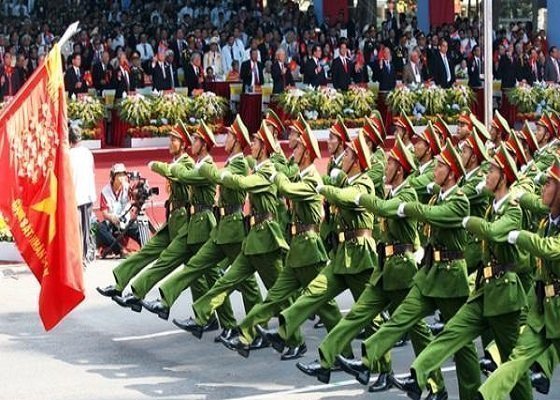 Diễu hành chào mừng ngày Công an nhân dân