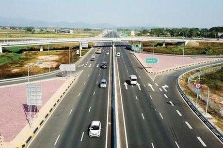 Trên đường cao tốc, người lái xe xử lý như thế nào khi vượt qua lối ra của đường định rẽ?