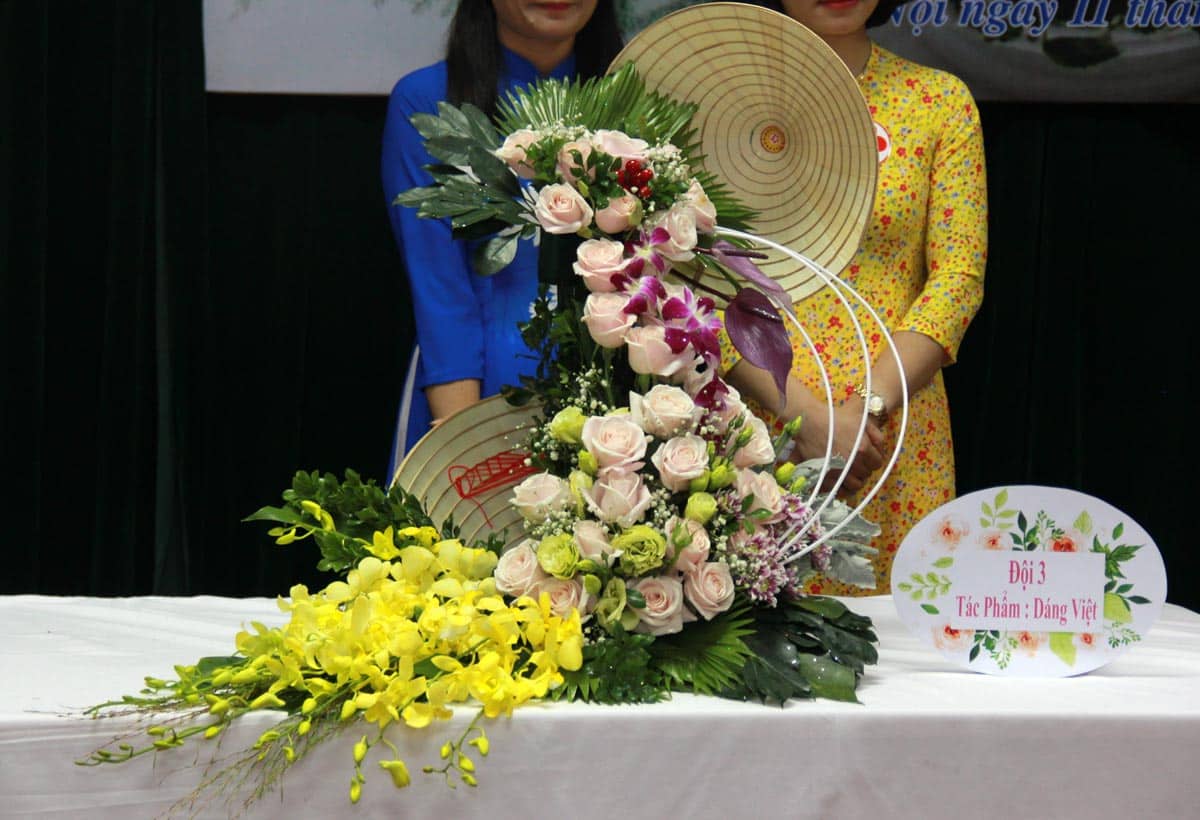 Mẫu cắm hoa 20/11 cầu kỳ
