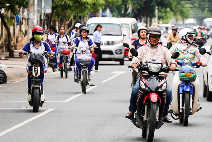 Lâm 13 tuổi. Một lần Lâm đi xe máy vào đường ngược chiều GDCD 8
