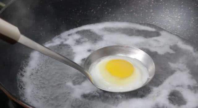 Là trứng trần hoặc trứng luộc đúng chính tả?