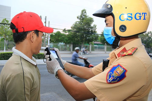 Người điều khiển xe mô tô xe gắn máy không chấp hành yêu cầu kiểm tra về nồng độ cồn của người thi hành công vụ sẽ bị áp dụng mức xử phạt vi phạm hành chính như thế nào?