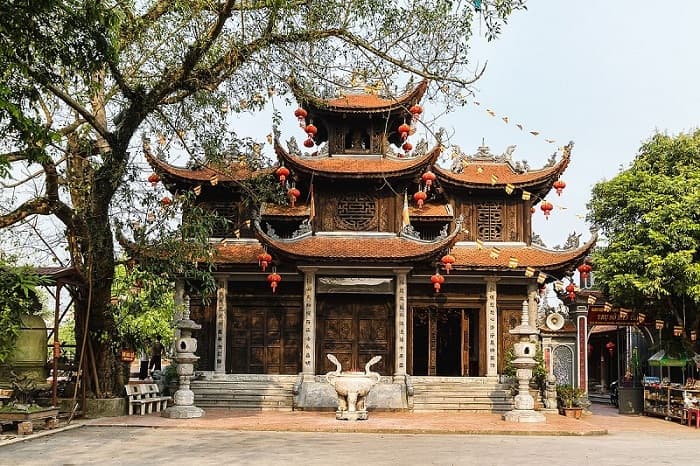 Tại sao không nên đi cửa chính vào chùa?