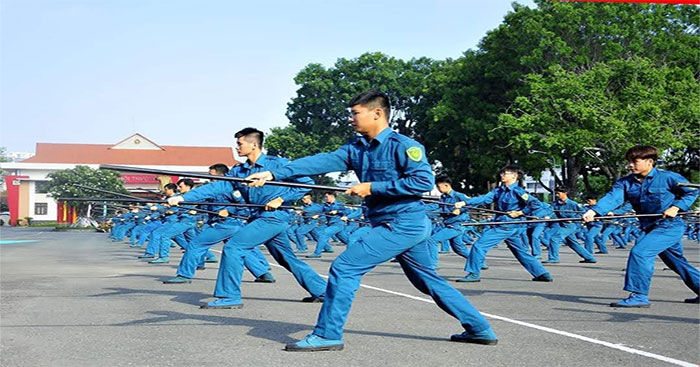 Dân quân tự vệ đang luyện tập