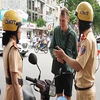 Người nước ngoài phải mang theo giấy tờ gì khi tham gia giao thông ở Việt Nam?
